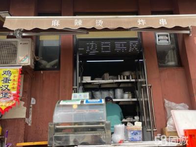 大学寝室楼下门头 前面是教学楼 每天上下学的必经之路