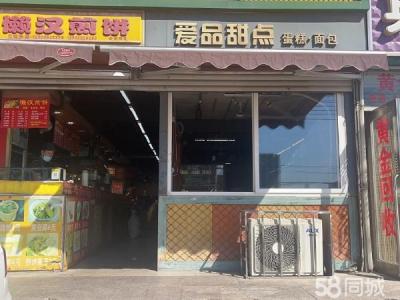 在地铁和轻轨站门口 人流量特别大 门头很敞亮