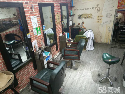 门口公交车站 客流量大 月收入在15000左右