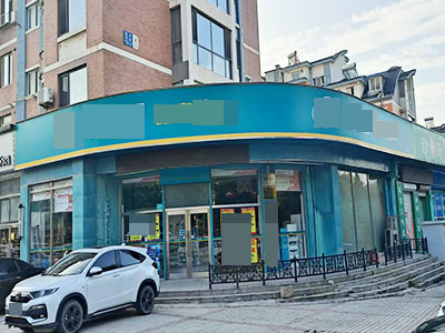 泉水双小区门口主道25米转角大门头出租