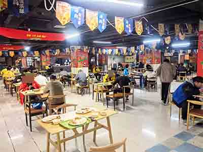 五彩城轻轨站美食城内档口出租(1万一年)