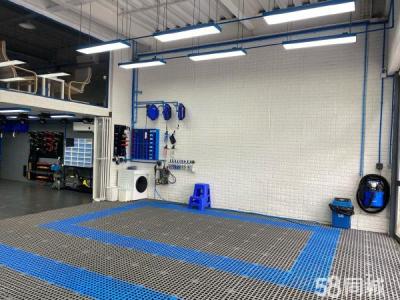 两个湿区工位可洗车 两个干区工位可干美容贴膜 二楼客户休息