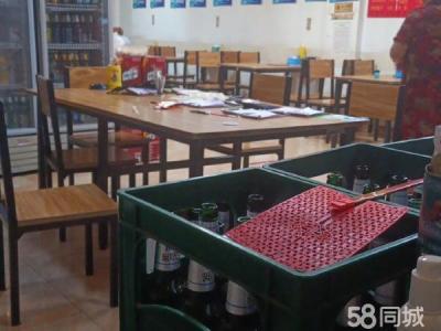 公建房大门脸 门前宽厂可摆桌有多个停车位