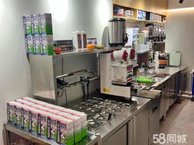 经营中的奶茶店 地理位置优越 人流量较大。
