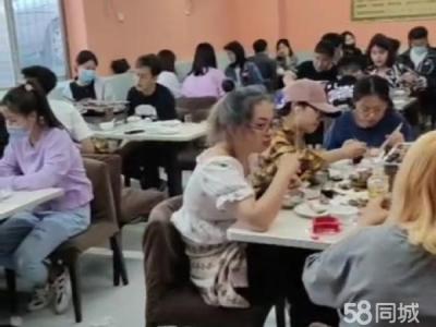 本店铺位于大连职业技术学院商业街。位置佳 客源充足。
