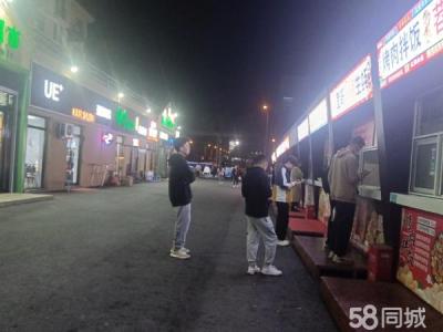 民族大学生活区正门对面小吃商业街