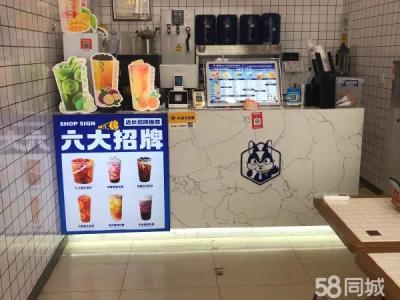 客流量多 地点好 快轨站出口