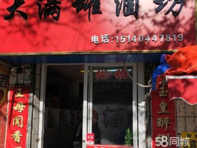 公交站点旁。客流好稳定