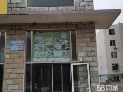 上下两层 90 多平店面干净。整洁旁边有很大的场地