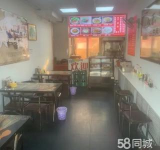 门前是早市 夜市 非常热闹 对面是三沐温泉 旁边还有劳务市场