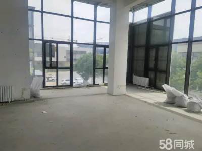 位置在钻石湾 紧邻奥特莱斯 足球场