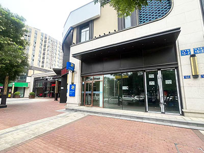 万科城市之光小区门前建行旁空铺出租