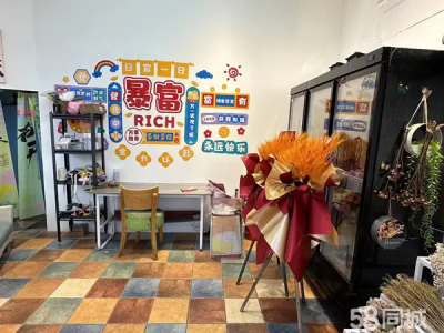 花店出兑 五彩城转盘附近 金山杯对面。地角好人流量大