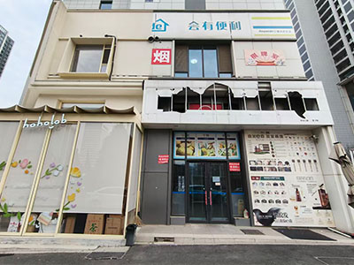 东港小区门口带烟证的空铺出租（可分）