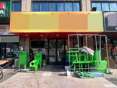 门口可外摆的十字路口旁烧烤店流水可查