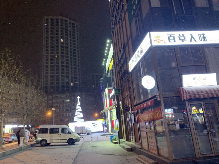 民主广场酒吧街位置最好的地角之一