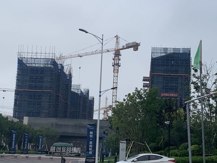 营业中五金建材店 附近工地正在施工
