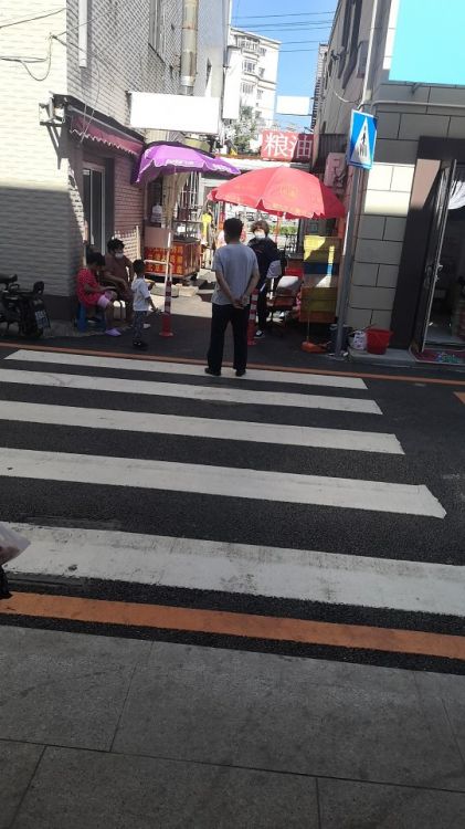店铺位于革镇堡横源集贸市场正对口 周边人口密集 是多年的老市场 本店铺门口敞亮 适合多种经营 欢迎有意者前来考察。