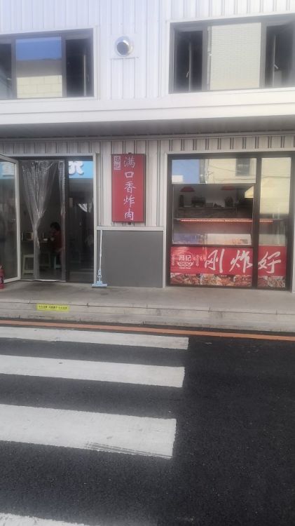 店铺位于革镇堡横源集贸市场正对口，周边人口密集，是多年的老市场，双门头，适合多种经营，有意者可考察