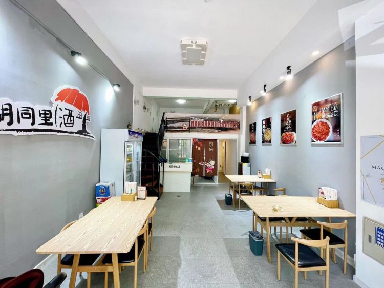红梅临街餐饮店 整体转让！店内有隔断层 适合餐饮！！